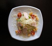 Салат цезарь с курицей