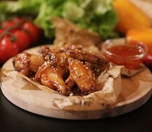 Куриные крылышки с соусом на выбор