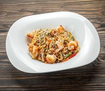 Лапша с креветками и овощами