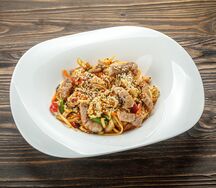 Лапша со свининой и овощами