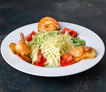Салат Цезарь с креветками и манговым соусом