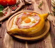 Хачапури по-аджарски с беконом