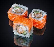 Опаленный лосось с королевской креветкой