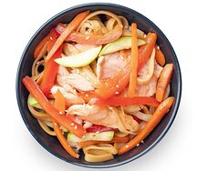 Wok с лососем и овощами