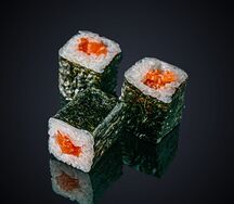 Маки с лососем