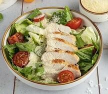 Салат Цезарь с курицей