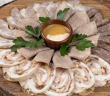 Ассорти из мясных деликатесов