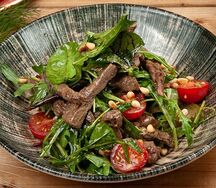 Теплый салат с рукколой и телятиной