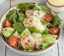 Салат Цезарь с креветками