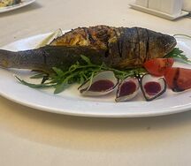 Сибас, запечённый с овощами