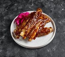 Свиные ребра с гурийской капустой