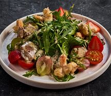 Салат с куриной печенью и креветками