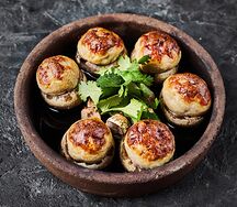 Шампиньоны фаршированные  куриной грудкой 