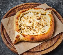 Хачапури по аджарски с курицей и соусом уцхо сунели