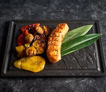 Стейк лосося на гриле с овощами гриль