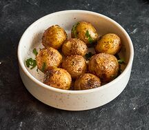 Запеченный на углях мини-картофель