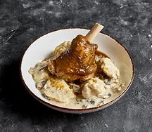 Баранья рулька с клецками и грибным жульеном
