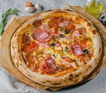 Пицца мясная с халапеньо