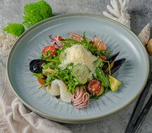 Морепродукты с авокадо и рукколой