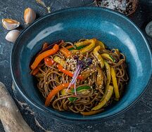 Гречневая лапша с овощами
