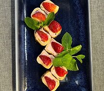 Сладкий ролл с клубникой