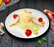 Салат Цезарь с курицей
