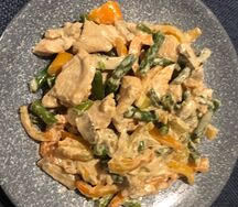 Теплый салат с курицей и сливками