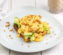 Картофельная вафля с бифштексом из говядины и соусом чеддер