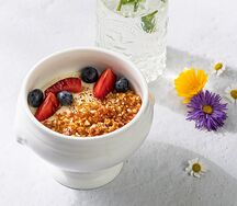 Каша Гурьевская с ягодами и хрустящей карамелью с фундуком