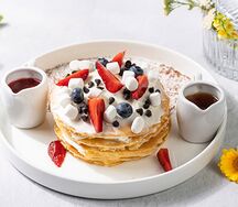Панкейки со сливочный кремом, ягодами и маршмеллоу