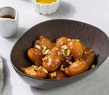 Пончики Лукумадес с медом и фисташками