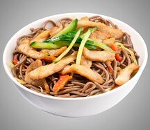 Вок с гречневой лапшой и курицей