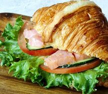 Круассан с красной рыбой