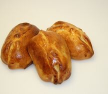 Пирожок с луком и яйцом