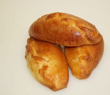 Пирожок с вишней