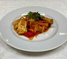 Курица в кисло-сладком соусе с овощами
