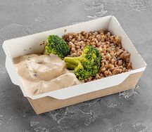 Медальоны из свинины с гречкой и брокколи