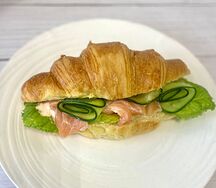 Круассан с лососем копченым