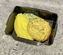 Котлета куриная с брокколи, картофельным пюре и сливочно-шпинатным соусом
