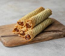 Трубочка со сгущенкой и грецким орехом