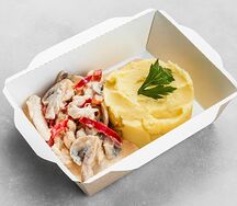 Куриное филе по-строгановски в сливочно-грибном соусе с картофельным пюре