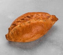 Пирожок с луком и яйцом