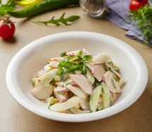 Салат из огурцов и редиса с яйцом и розовым соусом