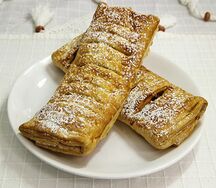 Штрудель с яблоком и изюмом