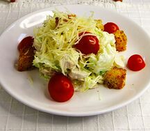 Салат Цезарь с курицей
