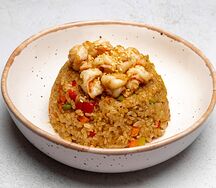 Жареный рис с креветками