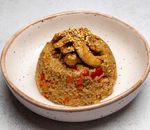 Жареный рис с курицей