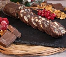 Шоколадная колбаса с орехами