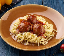 Фрикадельки с домашней пастой в томатном соусе