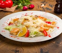 Салат цезарь с креветками